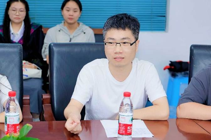 桌子前坐着男孩AI 生成的内容可能不正确。