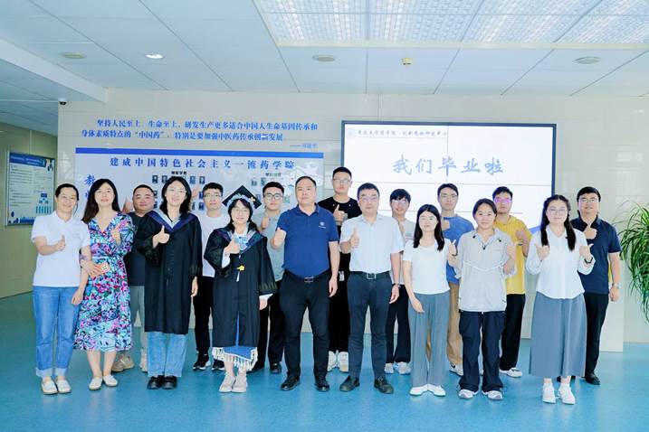 一群人站在一起AI 生成的内容可能不正确。